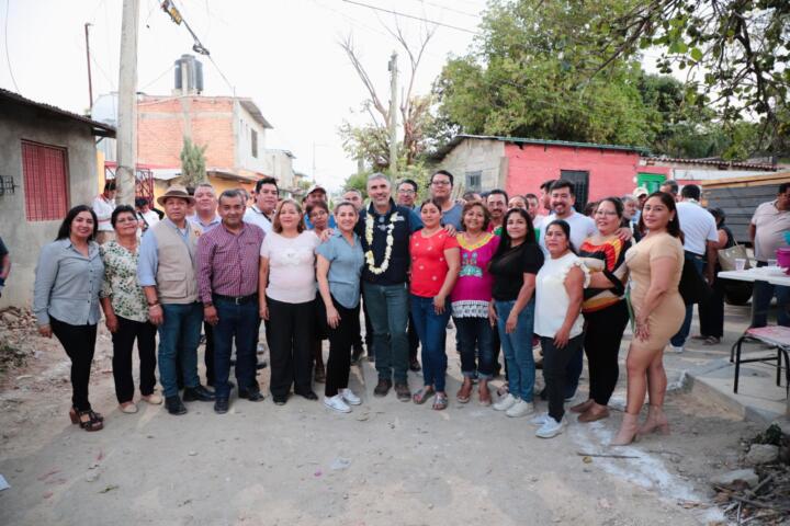 Continuamos pavimentando calles en colonias de Tuxtla: Angel Torres