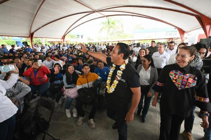Eduardo Ramírez entrega chips del programa Conecta Chiapas a estudiantes del Tecnológico de Cintalapa
