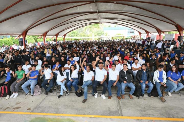 Eduardo Ramírez entrega chips del programa Conecta Chiapas a estudiantes del Tecnológico de Cintalapa