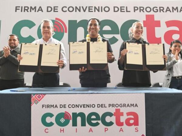 Eduardo Ramírez entrega chips del programa Conecta Chiapas a estudiantes del Tecnológico de Cintalapa