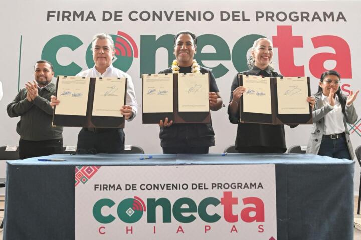 Eduardo Ramírez entrega chips del programa Conecta Chiapas a estudiantes del Tecnológico de Cintalapa