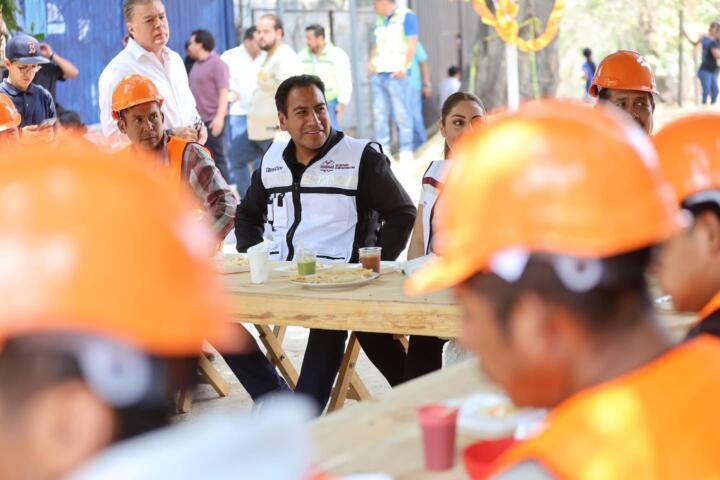 Eduardo Ramírez celebra Día de la Santa Cruz con trabajadores de la construcción