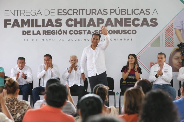 En Huixtla, Eduardo Ramírez entrega escrituras públicas a familias de la región Costa-Soconusco