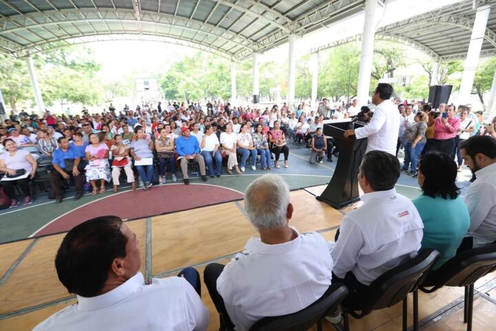 En Huixtla, Eduardo Ramírez entrega escrituras públicas a familias de la región Costa-Soconusco