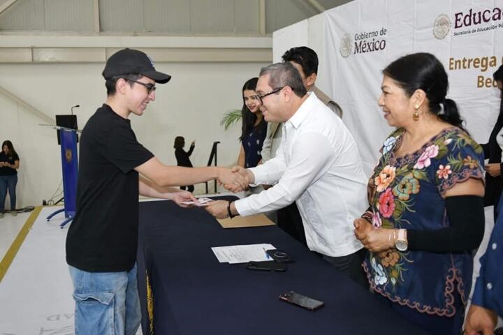 Benefician a estudiantes de la UNACH con la beca Jóvenes Escribiendo el Futuro