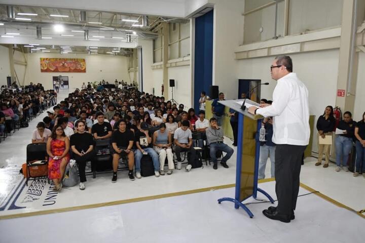 Benefician a estudiantes de la UNACH con la beca Jóvenes Escribiendo el Futuro
