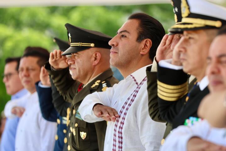 Eduardo Ramírez asistió a Ceremonia de Toma de Protesta de Bandera de los Soldados del SMN, Clase 2006