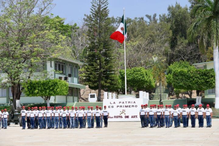 Eduardo Ramírez asistió a Ceremonia de Toma de Protesta de Bandera de los Soldados del SMN, Clase 2006