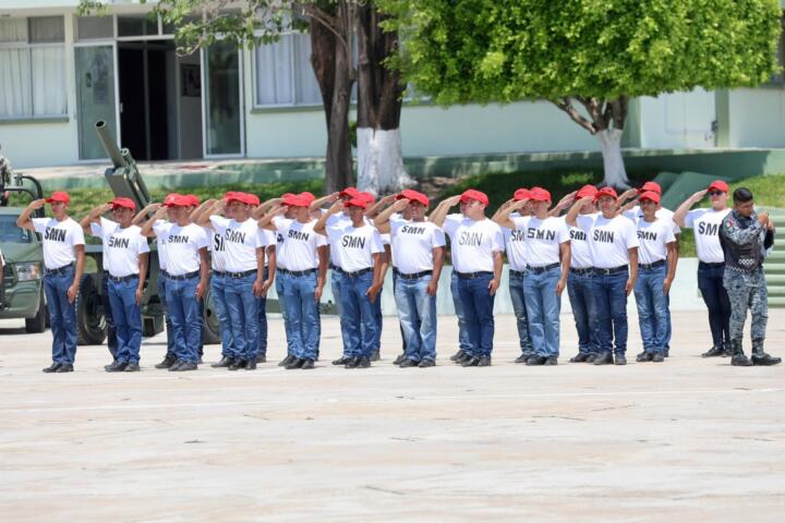 Eduardo Ramírez asistió a Ceremonia de Toma de Protesta de Bandera de los Soldados del SMN, Clase 2006