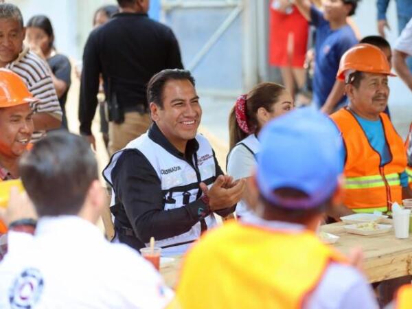 Eduardo Ramírez celebra Día de la Santa Cruz con trabajadores de la construcción