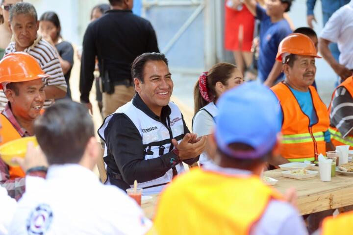 Eduardo Ramírez celebra Día de la Santa Cruz con trabajadores de la construcción