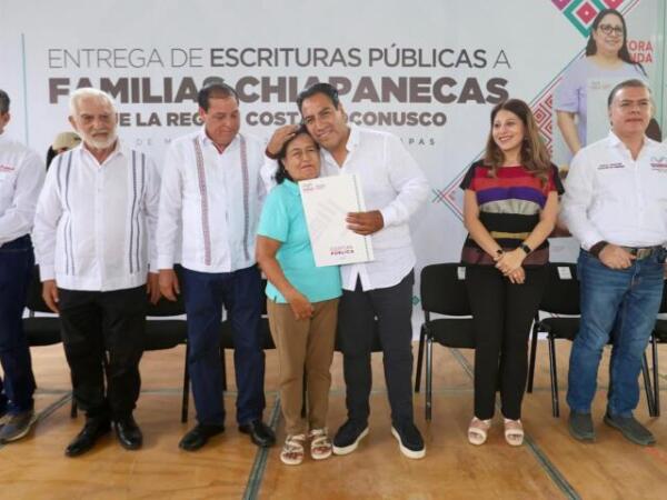 En Huixtla, Eduardo Ramírez entrega escrituras públicas a familias de la región Costa-Soconusco