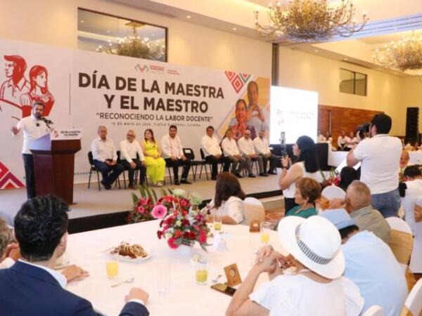Gobierno de Chiapas reconoce trayectoria de 60 docentes en el "Día de la Maestra y el Maestro"