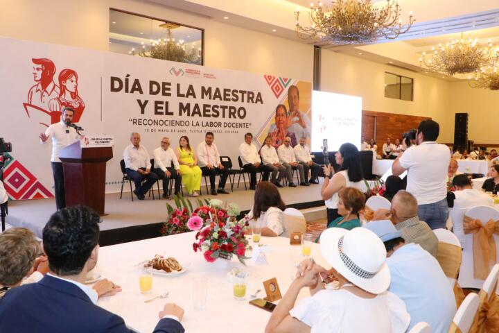 Gobierno de Chiapas reconoce trayectoria de 60 docentes en el "Día de la Maestra y el Maestro"