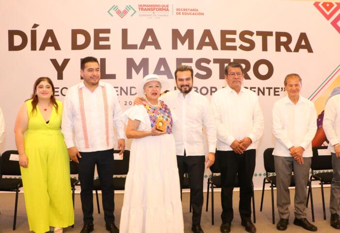 Gobierno de Chiapas reconoce trayectoria de 60 docentes en el "Día de la Maestra y el Maestro"