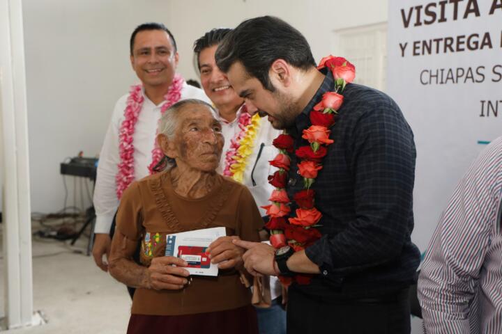 Secretario de Educación y director del Icheja entregan Beca "Rosario Castellanos" a 189 personas en Chiapa de Corzo