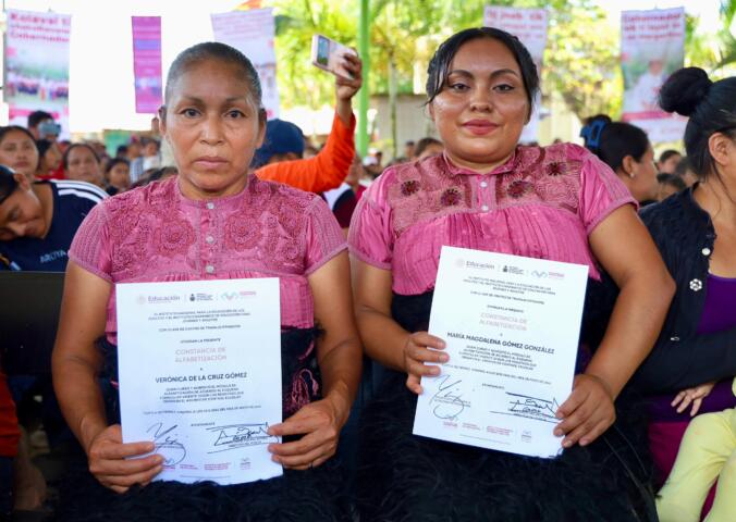 Entregan becas y constancias a los primeros egresados de Chiapas Puede