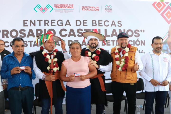 Entregan becas y constancias a los primeros egresados de Chiapas Puede