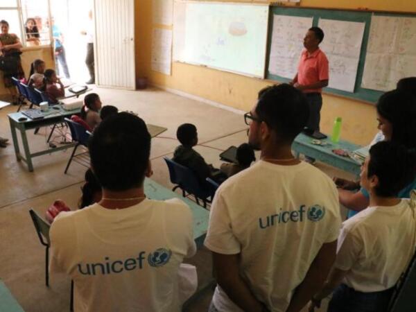 Donantes de Unicef realizan visita a Escuelas Primarias Bilingües del Estado