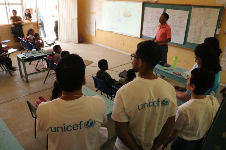 Donantes de Unicef realizan visita a Escuelas Primarias Bilingües del Estado