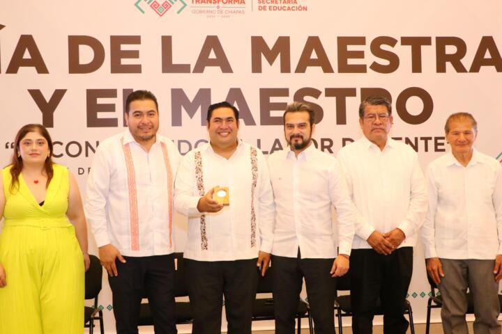 Gobierno de Chiapas reconoce trayectoria de 60 docentes en el "Día de la Maestra y el Maestro"
