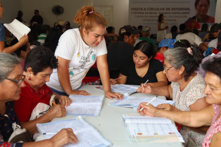 Secretario de Educación y director del Icheja entregan Beca "Rosario Castellanos" a 189 personas en Chiapa de Corzo