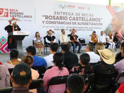 Entregan becas y constancias a los primeros egresados de Chiapas Puede