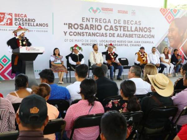 Entregan becas y constancias a los primeros egresados de Chiapas Puede