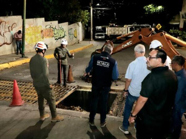 Continúa Ayuntamiento de Tuxtla con trabajos de limpieza en alcantarillas