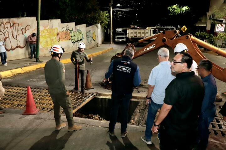 Continúa Ayuntamiento de Tuxtla con trabajos de limpieza en alcantarillas