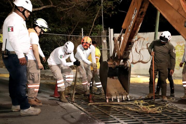 Continúa Ayuntamiento de Tuxtla con trabajos de limpieza en alcantarillas
