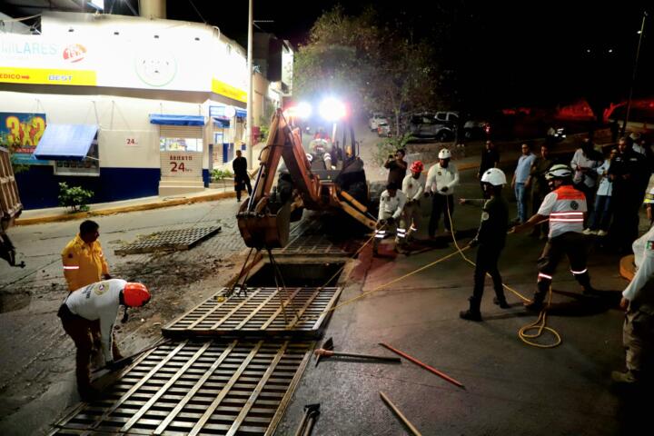 Continúa Ayuntamiento de Tuxtla con trabajos de limpieza en alcantarillas