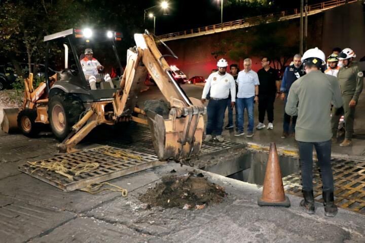 Continúa Ayuntamiento de Tuxtla con trabajos de limpieza en alcantarillas