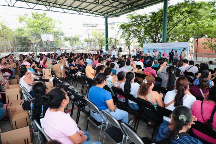 Más de 650 mujeres reciben aves de traspatio en la colonia Patria Nueva