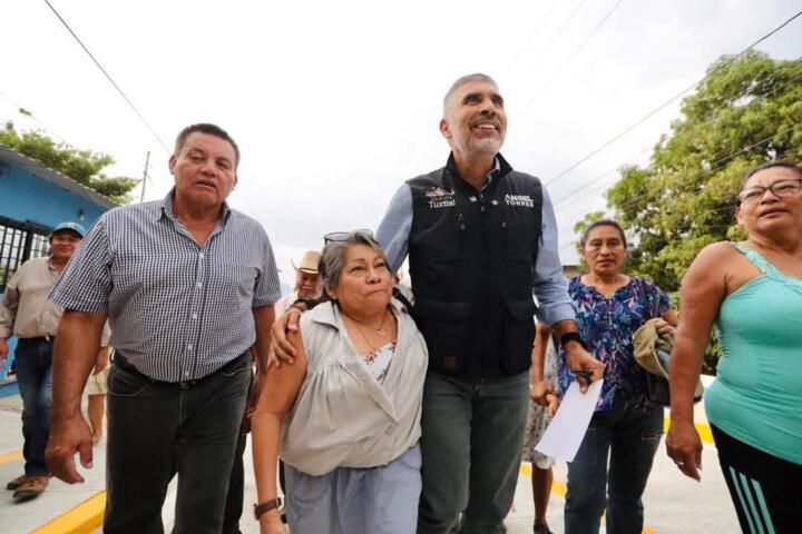 Inaugura Angel Torres una calle más en colonia 6 de Junio