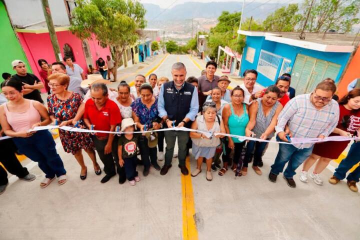 Inaugura Angel Torres una calle más en colonia 6 de Junio