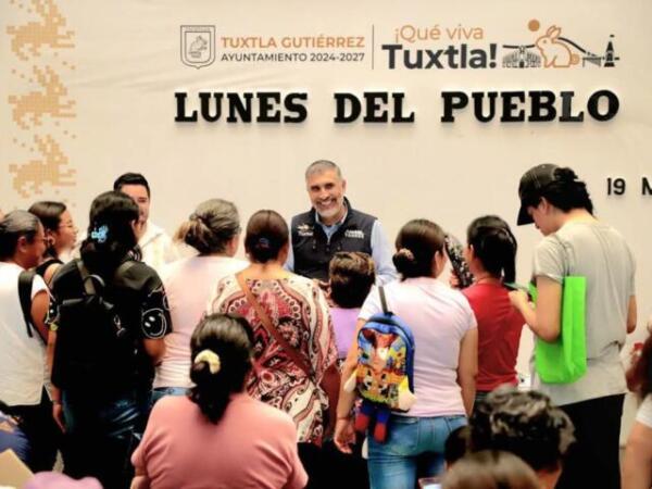 Angel Torres escuchó de viva voz las peticiones de las y los tuxtlecos en el Lunes del Pueblo
