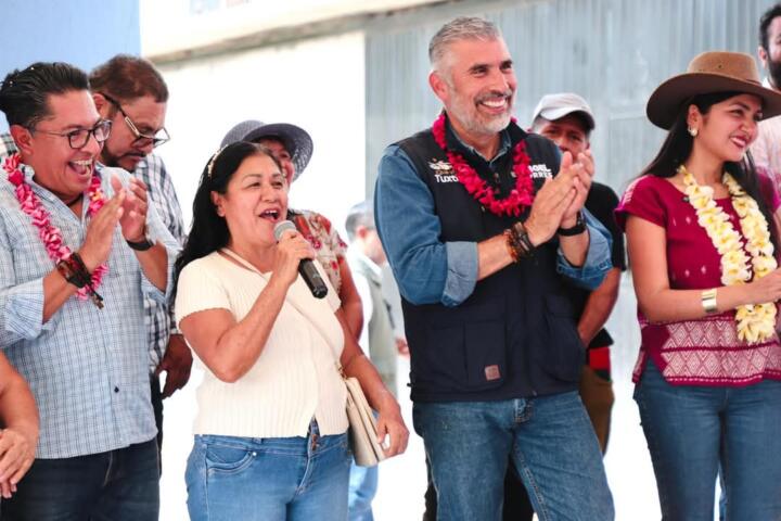Junto a vecinas y vecinos, Angel Torres inaugura la calle Río Lacantún, en la colonia Loma Bonita