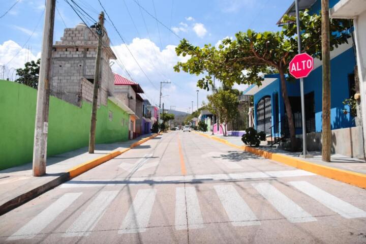Junto a vecinas y vecinos, Angel Torres inaugura la calle Río Lacantún, en la colonia Loma Bonita