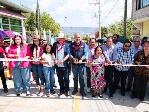 Junto a vecinas y vecinos, Angel Torres inaugura la calle Río Lacantún, en la colonia Loma Bonita