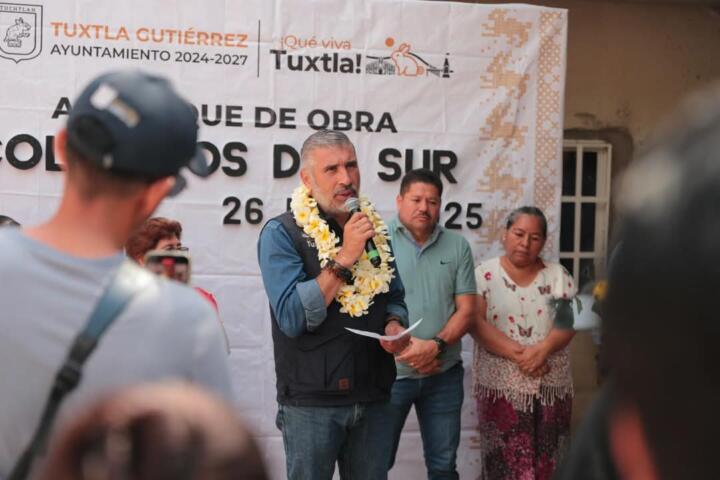 Iniciamos una calle más en beneficio de familias de Altos del Sur: Angel Torres