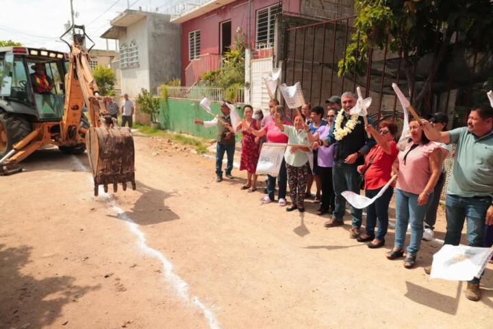Iniciamos una calle más en beneficio de familias de Altos del Sur: Angel Torres
