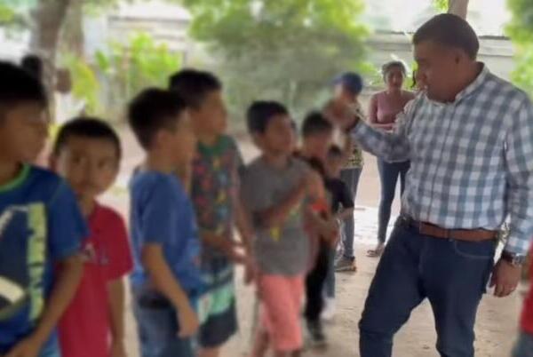 Javier Jiménez visita comunidades del distrito XVI por el Día de la Niñez