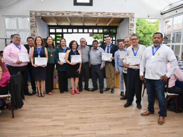 Entrega UNACH preseas a docentes con 25 y 30 años de servicio