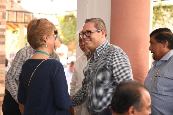 Entrega UNACH preseas a docentes con 25 y 30 años de servicio