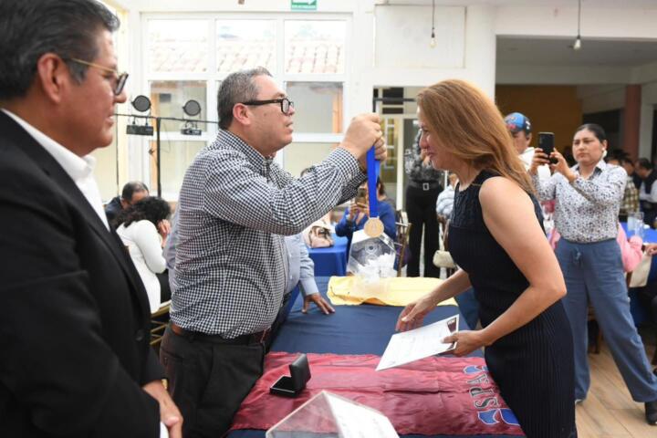 Entrega UNACH preseas a docentes con 25 y 30 años de servicio