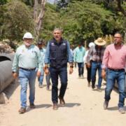 Da seguimiento Angel Torres a trabajos de rehabilitación de colector sanitario colapsado, en el río Sabinal