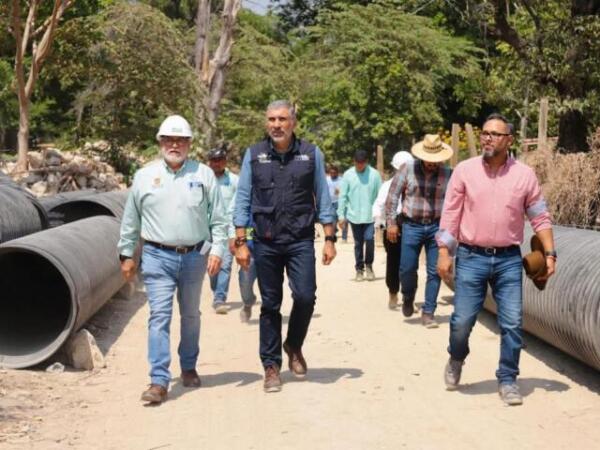 Da seguimiento Angel Torres a trabajos de rehabilitación de colector sanitario colapsado, en el río Sabinal