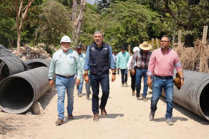 Da seguimiento Angel Torres a trabajos de rehabilitación de colector sanitario colapsado, en el río Sabinal