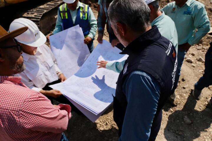Da seguimiento Angel Torres a trabajos de rehabilitación de colector sanitario colapsado, en el río Sabinal
